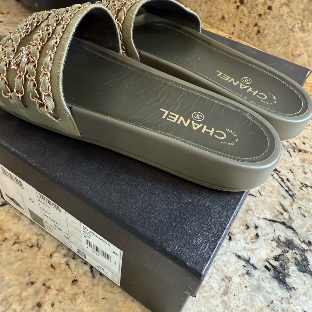 CHANEL Slides - Picture 11 of 16
